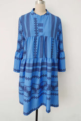 Vestido corto bohemio de manga larga con estampado azul